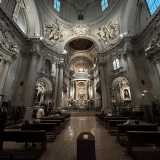 Entriamo nella chiesa e raggiungiamo l�opera esposta alla destra dell�altare